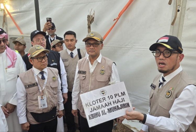 Wamenhaj Peringatkan Oknum KBIHU Tidak Pasang Spanduk Ilegal pada Tenda Jemaah Haji di Arafah
