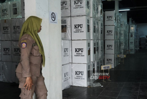 Petugas menjaga logistik hasil Pemilu 2024 di Ex Dondong, Gang Dolly, Surabaya, Jawa Timur, Kamis, 15 Februari 2024. KPU Kota Surabaya mengumpulkan logistik Pemilu 2024 dari 8.167 TPS untuk direkapitulasi oleh Panitia Pemilihan Kecamatan (PPK) se-Kota Surabaya. (Julian Romadhon/Harian Disway)
