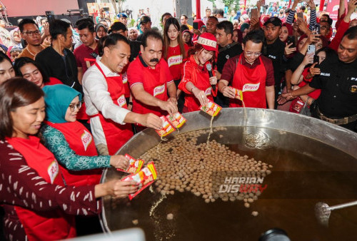 Acara MABAR Berkah disambut dengan antusiasme luar biasa oleh masyarakat Surabaya. “Senang sekali bisa ikut mendukung Royco di acara MABAR Berkah. Saya bangga melihat semangat para ibu dan warga Surabaya,” kata Inul Daratista, penyanyi kenamaan yang turut hadir di acara ini. Ilham berharap rangkaian kegiatan ini dapat menginspirasi semua pihak untuk terus berlomba berbagi kebaikan. (Julian Romadhon/Harian Disway)