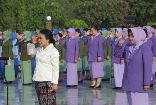 “Prosesi ziarah yang rutin diselenggarakan setiap tahunnya adalah untuk mengenang kembali jasa-jasa para pahlawan dan tokoh perempuan Indonesia yang telah gugur. Kita semua kembali diingatkan bahwa semangat perjuangan para pahlawan dan tokoh perempuan harus menjadi inspirasi kita semua untuk terus melakukan perubahan, memperjuangkan pemberdayaan perempuan dan kesetaraan gender, serta mencetak sejarah baru yang kelak akan diwariskan pada generasi penerus,” papar Bintang.(Raka Denny/Harian Disway)