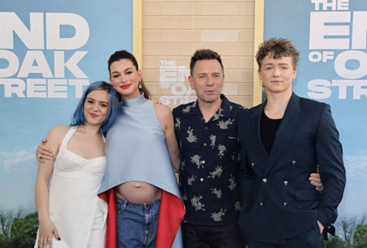 4 Pemain The End of Oak Street, Anne Hathaway dan Ewan McGregor Jadi Suami Istri
