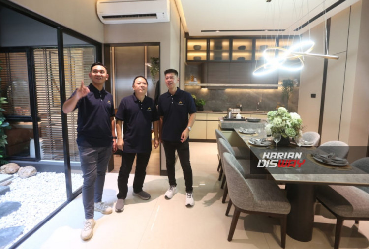 Fresco Prasetya selaku Head of sales and marketing (Kanan),  Supardi Ang selaku CEO (tengah) dan Aruna Hidayat Head of Residential (Kiri), Asthara SKyfront City meninjau Rumah contoh Allurea.