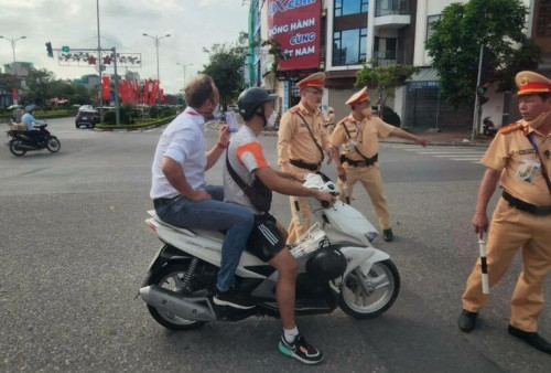 Viral, Pelatih Timnas Thailand Naik Ojek Gak Pakai Helm Ditilang Polisi Vietnam