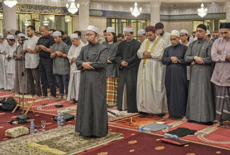 Ramai Salat Tarawih Sambil Live, Begini Hukum dan Penjelasannya