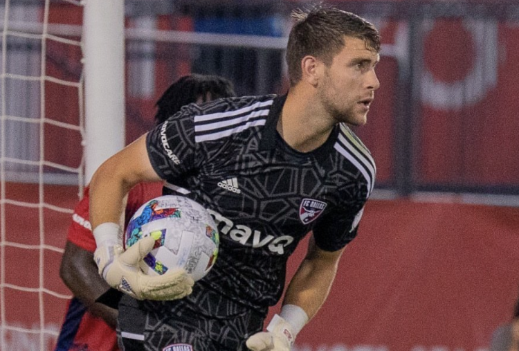 Maarten Paes ke Ajax Amsterdam: Lebih dari Sekadar Transfer, Simbol Kebangkitan Timnas Indonesia