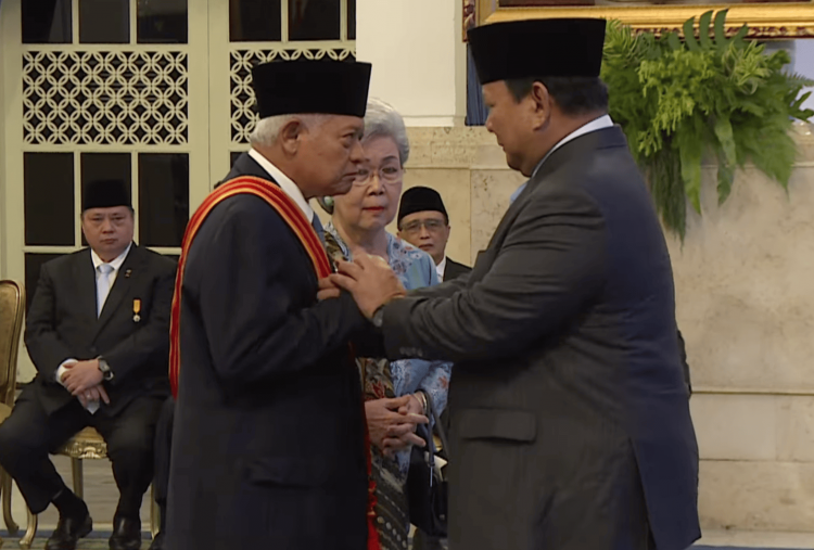 Purnomo Yusgiantoro Terima Bintang Mahaputera Adipurna dari Presiden Prabowo