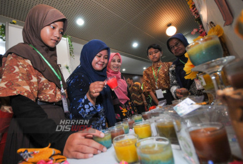 Pelajar menunjukkan inovasi lilin aroma terapi yang dipamerkannya kepada pengunjung saat lomba penelitian tingkat SD dan SMP se-Kota Surabaya yang digelar di Balai Pemuda Surabaya, Jawa Timur, Rabu (3/5/2023). Museum Rekor Dunia Indonesia (MURI) kembali menganugerahkan piagam penghargaan MURI kepada Wali Kota Surabaya Eri Cahyadi. kali ini Piagam Penghargaan MURI itu atas rekor Pemrakarsa dan Penyelenggara Lomba Penelitian Terbanyak Tingkat SD dan SMP dengan peserta 2002 pelajar dan hasil penelitian sebanyak 1001 judul penelitian. (foto: Julian Romadhon)