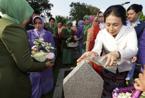 Bintang meletakkan rangkaian bunga di altar TMP Kalibata sebagai bentuk penghormatan bagi para pahlawan dan tokoh perempuan Indonesia. Tabur bunga dilakukan di makam Ainun Habibie, Ani Yudhoyono, Hamzatun Roesjda Kiemas, dan Johana Sunarti Nasution. Selain itu, Bintang juga berziarah ke makam para mantan Menteri PPPA. Di antaranya Lasiah Sutanto, Sulasikin Murpratomo, dan Mien Sugandhi.(Raka Denny/Harian Disway)