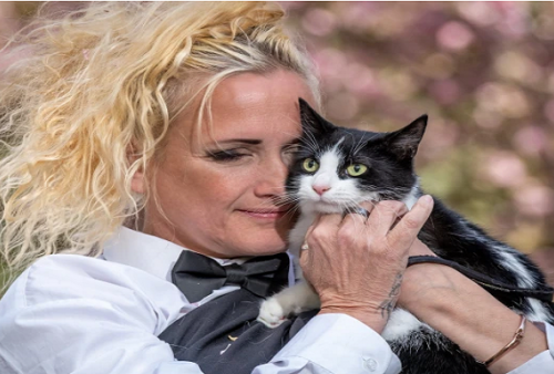 Wanita Ini 'Terpaksa' Menikah dengan Kucing Peliharaannya Sendiri, Alasannya Terungkap Jelas!