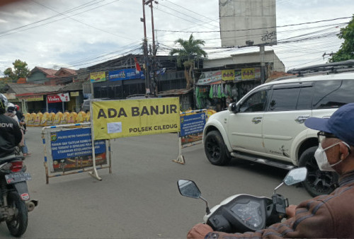 Ciledug Indah Banjir 1 Meter Lebih, Akses Jalan KH Hasyim Ashari Menuju Jakarta Ditutup