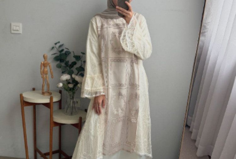 Gamis Aksen Lace di Bagian Bahu, Tren Detail Eye Catching untuk Video TikTok Lebaran