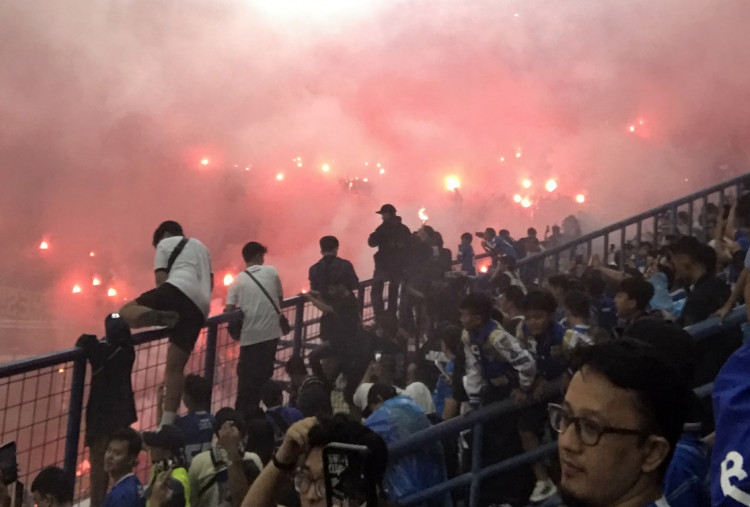 Banyak Bobotoh Bawa Flare di Stadion GBLA, Begini Tanggapan Erick Thohir