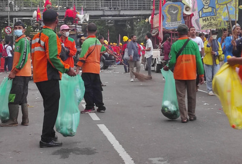 Sampah Berserakan Usai Demo GEBRAK, Warga Geram Hingga DLH Gambir Kerahkan 50 Petugas Kebersihan