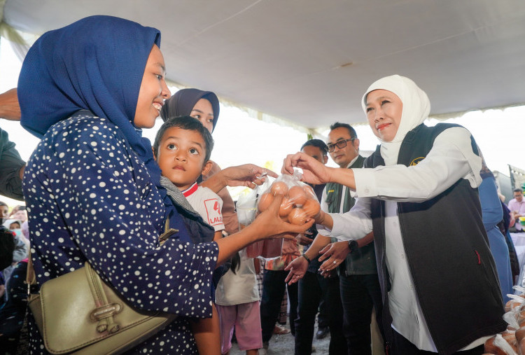 Ratusan Warga Serbu Pasar Murah di Gresik, Khofifah Komitmen Jaga Stabilitas Harga dan Daya Beli