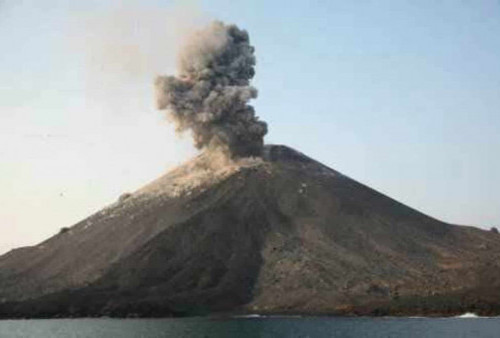 Gunung Api Anak Krakatau Keluarkan Abu Vulkanik Setinggi 2 Km, Letusan Terekam Pada Seismograf