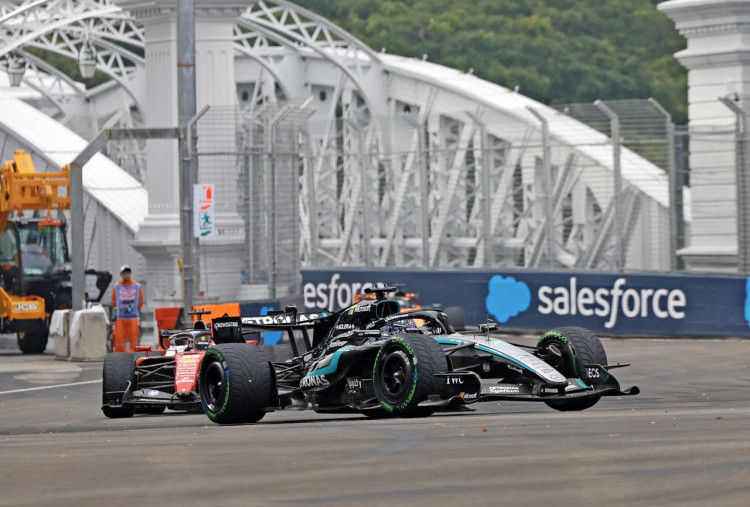 Sprint Race Grand Prix Singapura, Sabtu (10 Oktober), Hujan lebat mengguyur Singapura hanya sekitar sepuluh menit sebelum Sprint. Memaksa F1 menunda start hingga 30 menit. Ketika lomba berjalan, khas lomba basah, banyak insiden terjadi mengakibatkan yellow flag dan safety car. Foto: Dewo Pratomo (Dhewayono) / Disway
