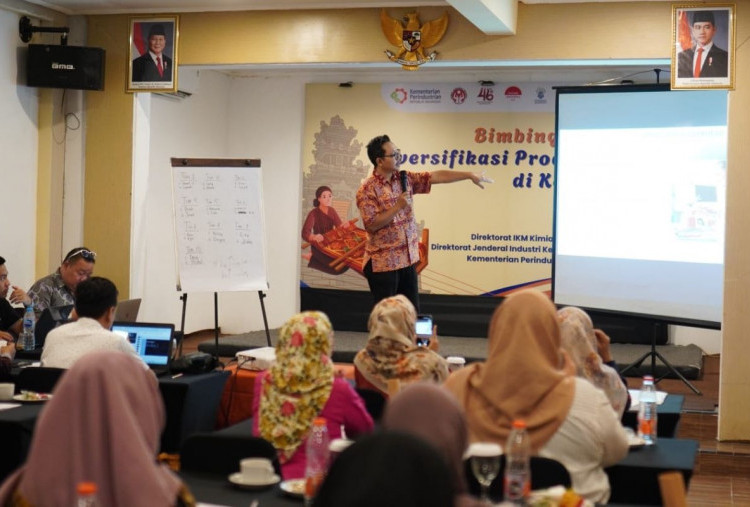 Kolaborasi Kemenperin dan Universitas Ciputra Dorong Tenun Ikat Kediri Tembus Pasar Global