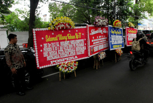 Karangan bunga dari Pena 98, Kawan 98, Gerak 98, Pospera, dan sejumlah elemen aktivis 98 lainnya diberikan sebagai tanda cinta terhadap ibu Megawati Soekarnoputri di hari ulang tahunnya ke-77 yang dijuluki sebagai Ibu Penjaga Demokrasi di Indonesia.  (Raka Denny/Harian Disway)
