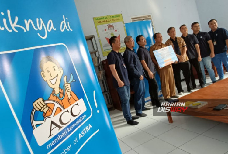 Ki-Ka : AR Management  Head ACC Serang Acep Hendri, Regional Retail Operation Business Head DKI Jakarta Ferry Hidayat, Chief Human Capital Officer ACC Fredericus Radix Wikanto, Kepala Sekolah SMPN 1 Leuwidamar Kurnia Pamundar, Chief Operating Officer-Secretary Yayasan Astra-YPA MDR Wedijanto Widarso, EVP Corporate Communication ACC Riadi Prasodjo, Branch Manager ACC Serang Arif Hidayat dan Customer Retention & Service Head ACC Serang Viktor Anindya.