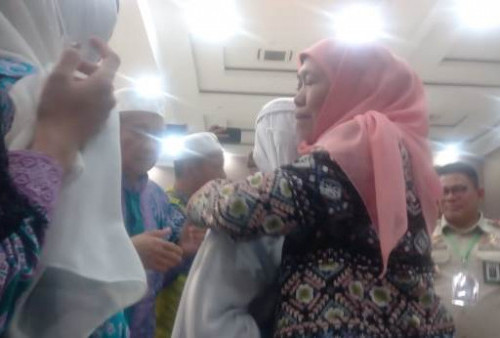 Khofifah Sambut Jamaah Haji Embarkasi Surabaya