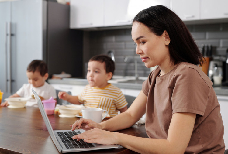 5 Tips Work-Life Balance untuk Working Mom, Jangan Sampai Kelelahan!