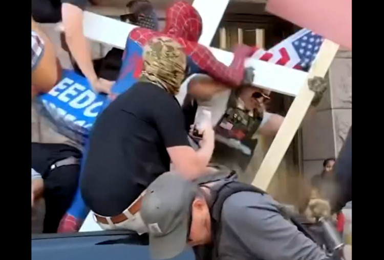 Spider-Man Pukuli Jake Lang Aktivis Rasis dan Pembakar Al Quran di Depan Balai Kota Minneapolis
