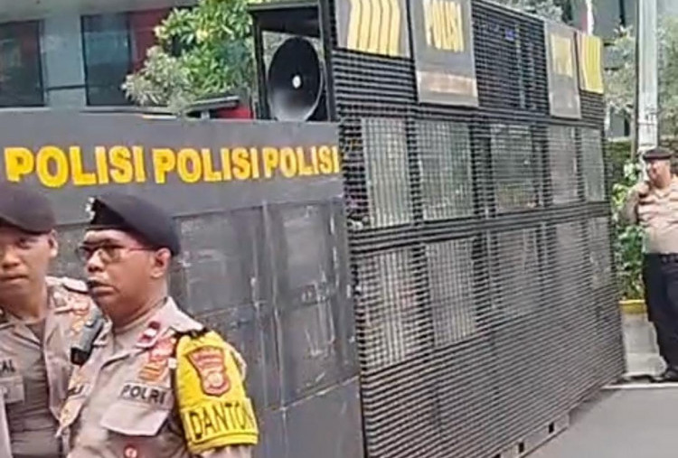 Tegang! Mahasiswa BEM UI Terus Terobos Aparat di Depan Gedung UOB, Polisi Pasang Barikade