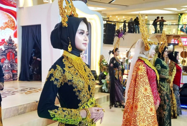Mahakarya Wastra Nusantara Tampilkan 14 Tokoh Perempuan dalam Balutan Busana Daerah di Mal