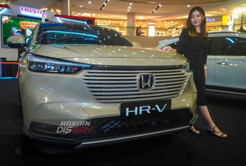 Model berdiri di samping Honda HR-V yang di pameran di Tunjungan Plaza Surabaya, Jawa Timur, Jumat (24/3/2023). Pameran Spesial Ramadhan tersebut digelar mulai tanggal 22 hingga 26 Maret 2023 dengan mengusung tema Sambut Ramadan Bersama Honda. Dalam pameran tersebut Honda memberikan kebahagiaan bagi konsumen melalui pameran spesial Ramadhan serta program yang menarik. (foto: Julian Romadhon)