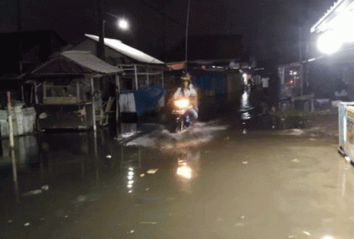 Fase Bulan Purnama Memicu Banjir Rob di Indramayu