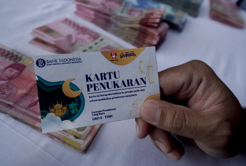 Antrean Penukaran Uang Baru di Surabaya