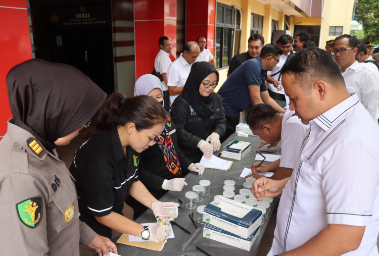 Cegah Pelanggaran, 215 Personel Polres Metro Jaksel Ikuti Apel Pengecekan Senpi dan Tes Urine