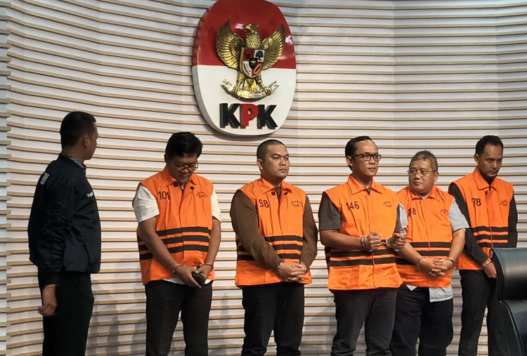 Bisa-Bisanya Bupati Lampung Tengah Ardito Wijaya Malah Goda Wartawan saat Ditangkap KPK: Kamu Cantik Hari Ini 