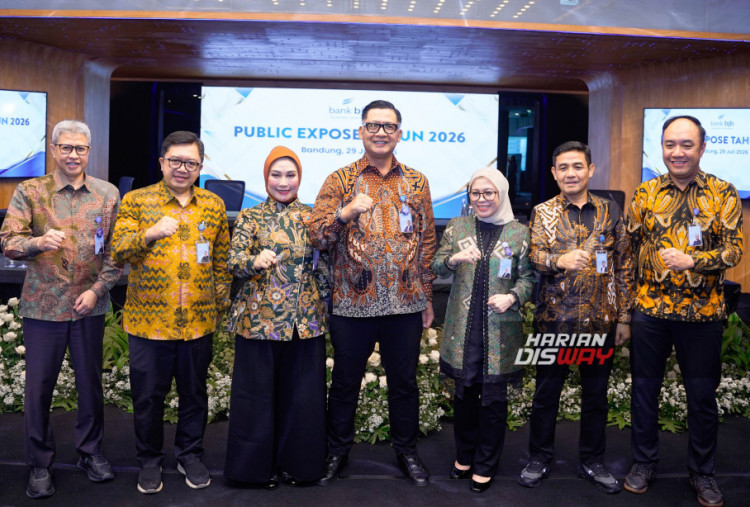 Jajaran direksi bjb dipimpin Direktur Utama Ayi Subarna. Direksi lainnya terdiri atas Hana Dartiwan sebagai Direktur Keuangan, Herfinia sebagai Direktur Operasional, Mulyana sebagai Direktur Korporasi dan UMKM, Nunung Suhartini sebagai Direktur Konsumer dan Ritel, Muhammad As'adi Budiman sebagai Direktur Teknologi Informasi, serta Asep Dani Fadillah sebagai Direktur Kepatuhan.