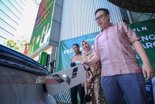 Anthony Utomo, Managing Director PT Utomo Chargeplus Indonesia, mencoba melakukan pengisian daya dikendaraan listrik usai peresmian Stasiun Pengisian Kendaraan Listrik Umum (SPKLU) Utomo Charge+ di Jalan Basuki Rahmat, Surabaya, Jawa Timur, Rabu, 16 Agustus 2023. PT Utomo Chargeplus Indonesia menyediakan SPKLU dengan daya 120kW menggandeng PT PLN (Persero) UID Jawa Timur untuk pengisian daya mobil listrik untuk mempercepat infrastruktur kendaraan listrik di Jawa Timur.  (Julian Romadhon/Harian Disway)
