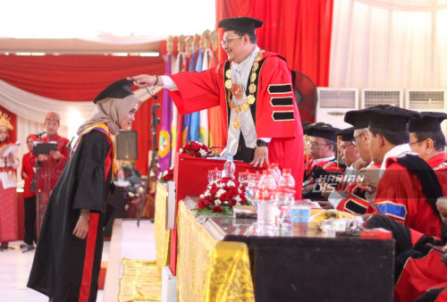 Rektor Untag, Prof. Dr. Mulyanto Nugroho, dalam sambutannya menekankan pentingnya peran wisudawan sebagai pemimpin dan inovator dalam pembangunan Indonesia menuju 2045. Untag juga menunjukkan komitmennya dengan menyertifikasi tiga program studi berstandar internasional dan memberikan penghargaan kepada dosen dan mahasiswa berprestasi.
foto : sahirol Layelli.

