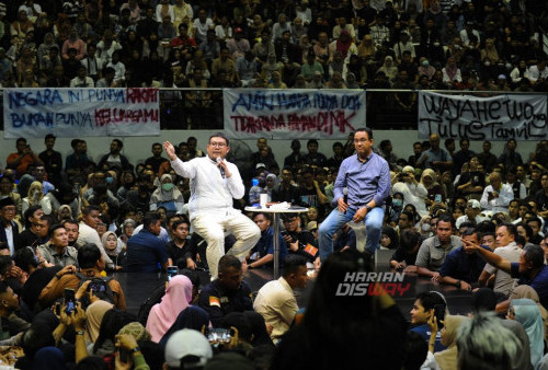 Moderator, Yusril Ihza Fahriza (kiri bersama Capres Anies Baswedan (kanan) saat berlangsungnya Desak Anies yang digelar di DBL Arena Surabaya, Jawa Timur, Jumat, 10 Februari 2024. Calon presiden nomor urut 1 Anies Baswedan menyebut acara 