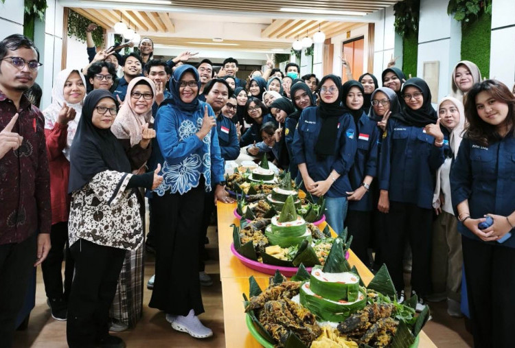 Mahasiswa Akuakultur Unesa Panen Lele Bioflok dan Promosikan Diversifikasi Pangan