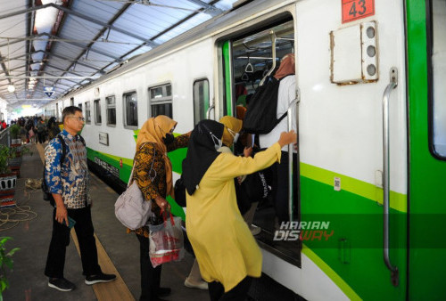 Calon penumpang mengantri masuk kedalam KA Commuter yang berhenti di Stasiun Surabaya Gubeng, Jawa Timur, Jumat, 25 Agustus 2023. KAI Commuter mengenalkan Kartu Multi Trip kepada pengguna jasa kereta api di Surabaya saat berlangsungnya kegiatan bertakjuk Roadshow Commuterline Gaya Generasi Urban #Pilihan Cerdas. Kartu Multi Trip sebagai kartu pembayaran nontunai untuk digunakan transaksi pembelian tiket KA. (Julian Romadhon/Harian Disway)
