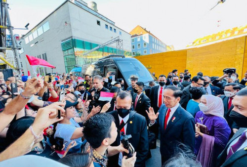 Bendera Merah Putih Membentang di Munich, Sambut Kedatangan Presiden Jokowi