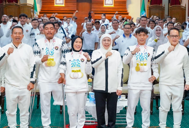 Khofifah Guyur Bonus Rp1,845 Miliar untuk Atlet ASEAN Para Games 2025