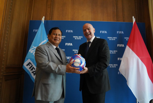 Bertemu Presiden FIFA, Prabowo Dapat Cinderamata Bola Bertuliskan Namanya