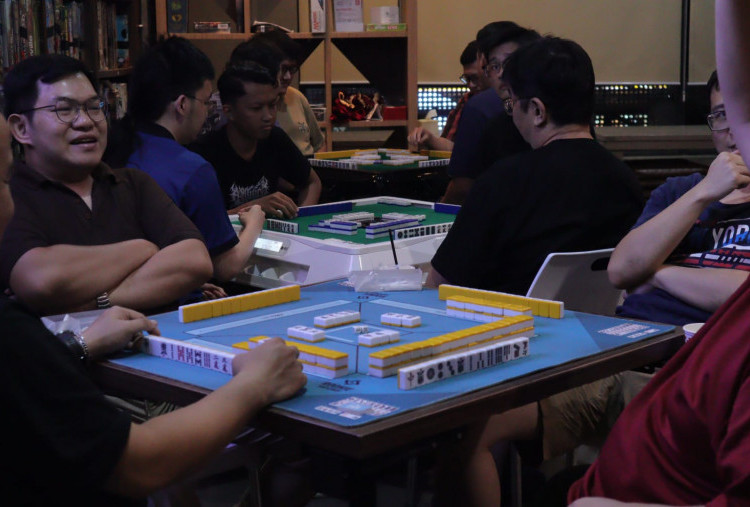 Mahjong Jadi Tren, Kian Digemari Masyarakat Surabaya (3): Rancang Siasat Permainan sambil Nongkrong 