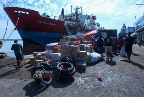 Pekerja melakukan evakuasi isi truk yang terguling di Dermaga Jambrut Utara, Pelabuhan Tanjung Perak, Surabaya, Jawa Timur, Jumat (14/4/2023). Truk dengan Nomer Polisi (Nopol) EB 8290 HD, bermuatan campuran dan beton cor besar tersebut diketahui tujuan Surabaya-Ende tiba-tiba terguling ke kiri saat memasuki kapal. Dalam insiden tersebut tidak terdapat korban jiwa dan tidak ada fasilitas pelabuhan yang rusak. (foto: Julian Romadhon)