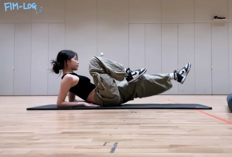 11 Step Workout Rumahan ala Kazuha Le Sserafim untuk Perut Kencang, Rata, dan Ramping