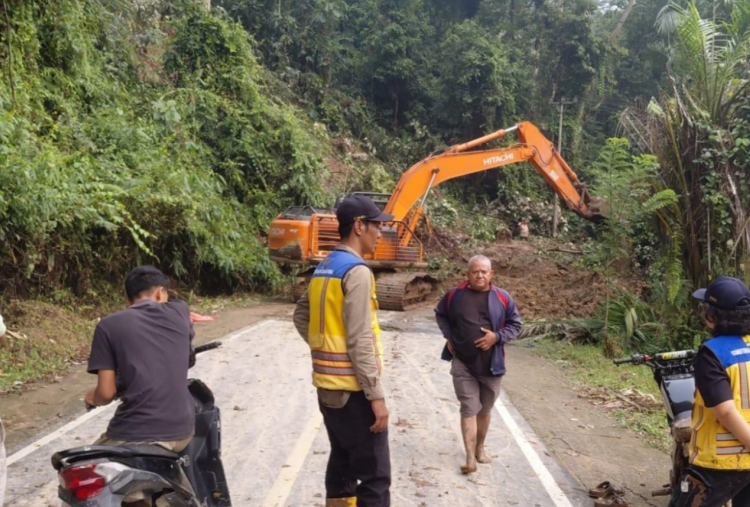 Jalan Nasional Sumbar-Jambi Terputus akibat Longsor, Akses di 4 Titik Belum Pulih
