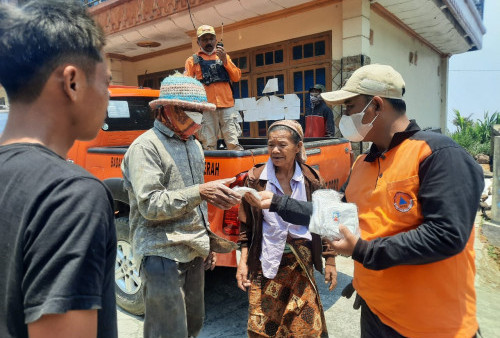 Lereng Gunung Merbabu Terbakar, Warga Dusun Ngaduman Dievakuasi Hindari Kepungan Asap   