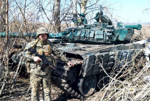 Tentara Rusia Pergi Sisakan Mayat dan Tank Baja di Desa Husarivka   