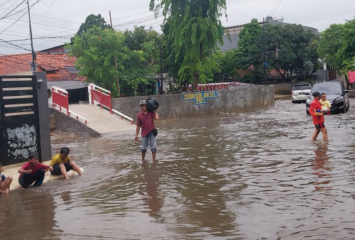 Hujan Deras, Komplek Polri Mampang Kerap Tergenang Banjir, Warga Minta Pemerintah Keruk Kali 