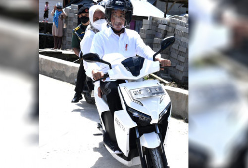 Presiden Jokowi Boncengi Istri Jajal Sepeda Motor Listrik Menuju Kampung Mola